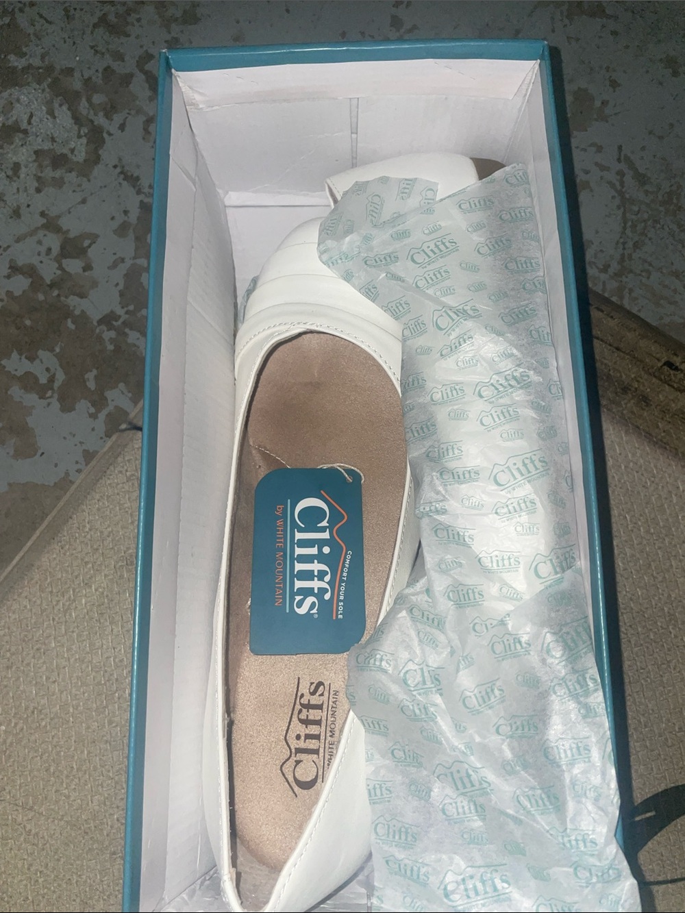 Cliffs by WHITE MOUNTAIN Women's White Ballet Flat
